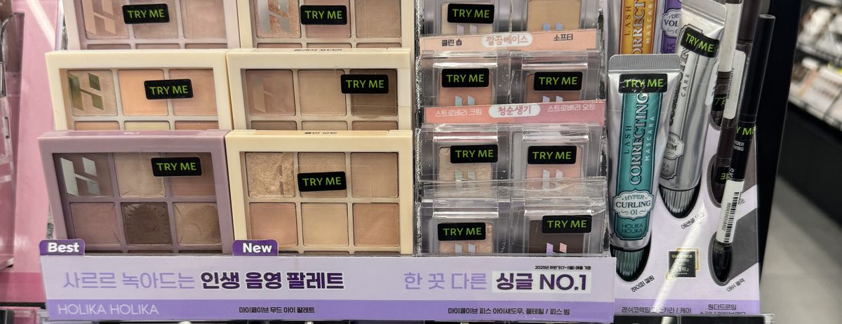 私たちは実際に Olive Young へ足を運びます — アイメイク